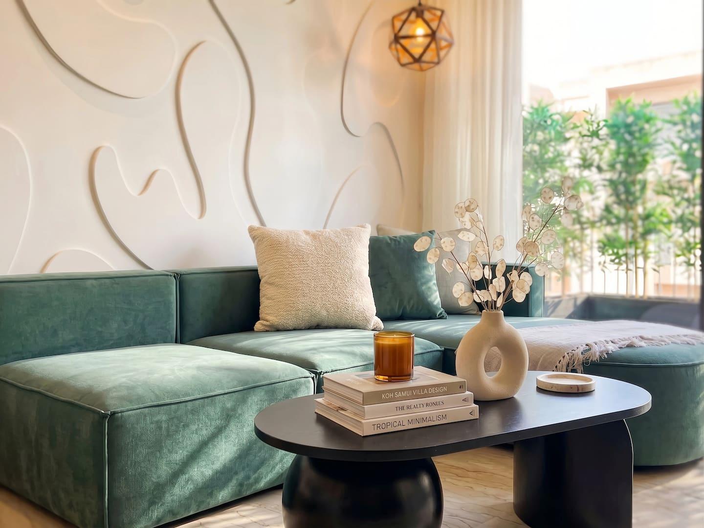 Salon vert sauge au design soigné — appartement en gestion Airbnb à Casablanca