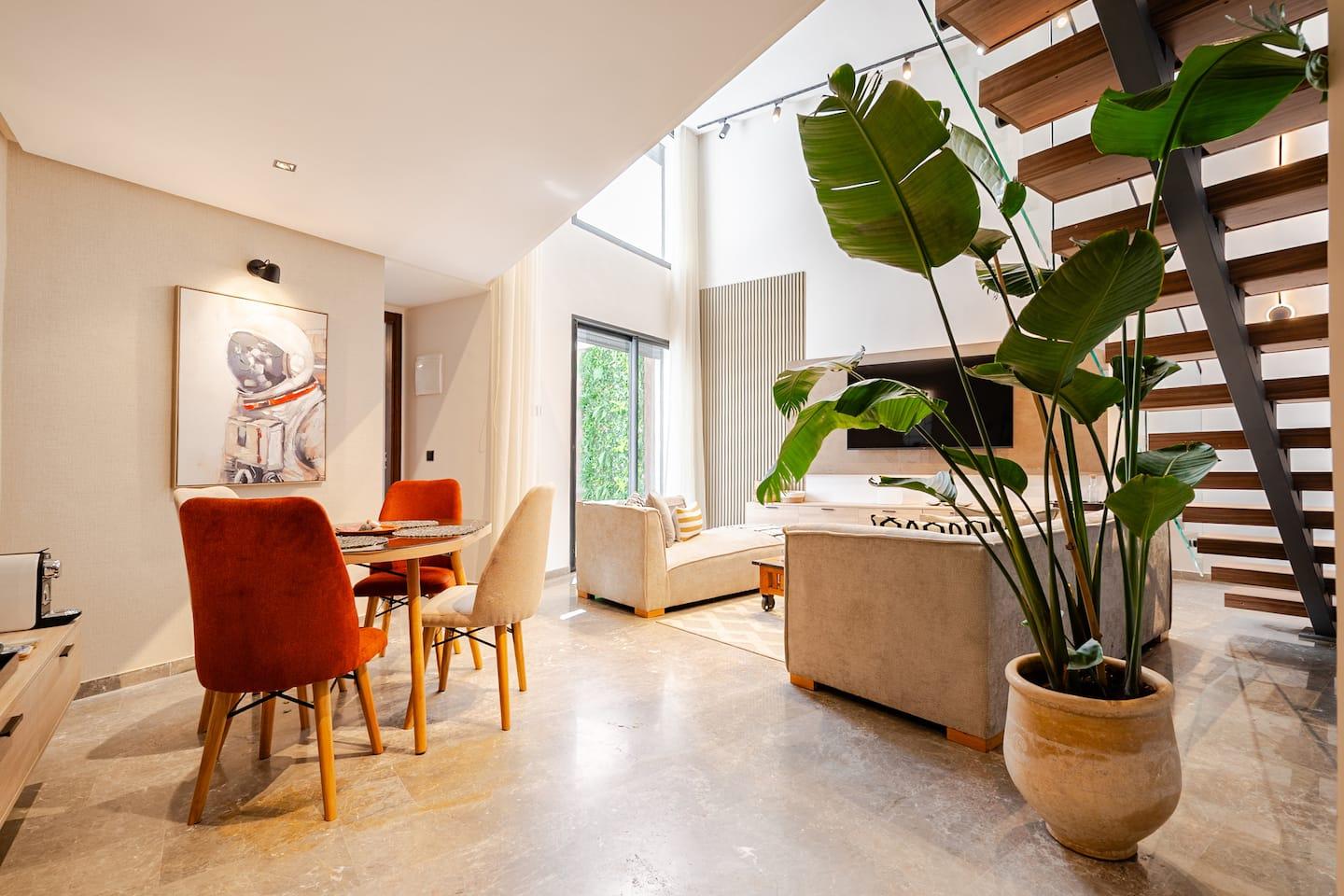 Loft double hauteur avec escalier dans le quartier Gauthier — Maya Suites